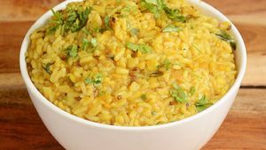 বৃষ্টি-বাদলের দিনে খিচুড়ি খেতে মন চাইছে? বানিয়ে ফেলুন চিকেন খিচুড়ি