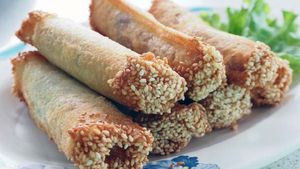 বিকেলের স্ন্যাক্সে নতুন কিছু ট্রাই করতে ইচ্ছে করছে? বানিয়ে ফেলুন চিজি পনির ব্রেড রোল