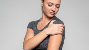 হাতে কালচে দাগ পড়েছে? রান্নাঘরের কয়েকটি জিনিসই তা তুলতে সাহায্য করবে!