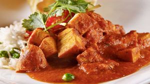 ইলিশ বা চিংড়ি নয়, এবার চেখে দেখুন মুরগি ভাপা!