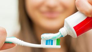 Homemade Toothpaste Recipe: দোকান থেকে না কিনে, বাড়িতেই বানিয়ে ফেলুন রাসায়নিকমুক্ত টুথপেস্ট! রইল পদ্ধতি