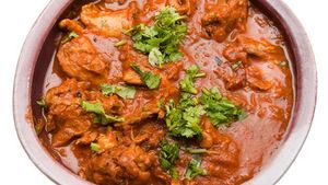 মুরগির ঝোল, কষা সবই একঘেয়ে লাগে? স্বাদ বদলাতে বানিয়ে ফেলুন নিজামি চিকেন!