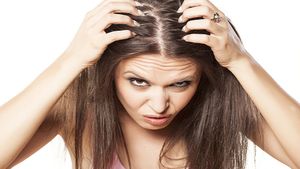 শীতে শুষ্ক স্ক্যাল্পে নাজেহাল? ঘরোয়া উপায়েই দূর হবে এই সমস্যা!