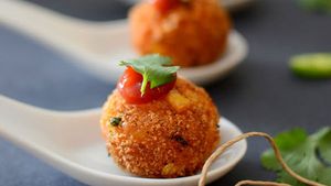 চায়ের সঙ্গে নতুন কোনও তেলেভাজা খেতে চান? বানিয়ে ফেলুন রাঙা আলুর বল