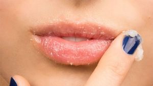 নায়িকাদের মতো গোলাপী ঠোঁট চাই? ঘরোয়া এই ৫ স্ক্রাবেই হবে কামাল!