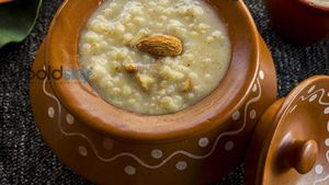 দুধের মধ্যে গুড় দিলেই কেটে যায়? কী ভাবে রাঁধবেন গুড়ের পায়েশ?