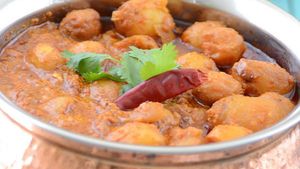 আলুর দম একঘেয়ে লাগছে? স্বাদ বদলাতে বানিয়ে ফেলুন দই আলু!