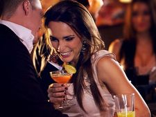 પોતાના કરતાં મોટી ઉંમરની સ્ત્રીઓ સાથે પુરૂષોને કેમ થઇ જાય છે પ્રેમ?