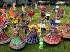 ગરબા રમતા જો કોઇના છોકરીથી થાય આંખો ચાર, તો આ રીતે શરૂ કરો વાતચીત