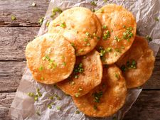 કેરીનાં અથાણા સાથે આરોગો પંજાબી બટાકા-પૂરી