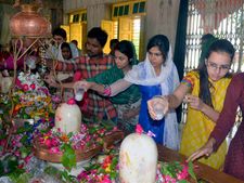 જાણો, અપરણિત સ્ત્રીઓએ કેમ ના સ્પર્શવું જોઈએ શિવલિંગ