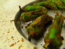 દાળ ભાતની સાથે બેસનથી ભરેલા મરચાંનો સ્વાદ માણો