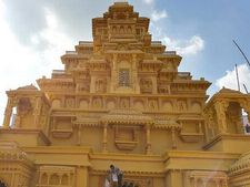 કોલકાતામાં બન્યું “બાહુબલી”નાં “માહિષ્મતિ મહેલ”ની થીમ પર દેશનું સૌથી મોંઘુ પંડાલ