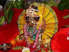 નવરાત્રિ દરમિયાન આ 8 વસ્તુઓ તરફ પગ રાખવાથી થશે સર્વનાશ