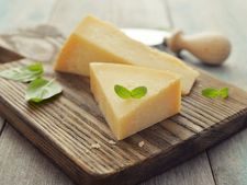 પરમેસન ચીઝના 7 અવિશ્વસનીય સ્વાસ્થ્ય લાભો