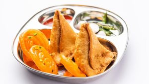 Fact Check : समोसा-जलेबी पर हेल्थ वॉर्निंग का दावा न‍िकला फर्जी, सरकार ने दी सफाई