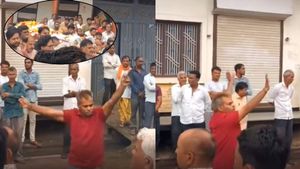 फ्रेंडशिप डे पर दिल छू लेने वाला वीडियो वायरल : दोस्त की अर्थी के सामने नाचे अंकल, यार को ऐसे दी अंतिम विदाई