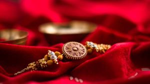  Raksha Bandhan 2025: राशियों के अनुसार राखी का रंग चुनें और बढ़ाएं भाई का सौभाग्य