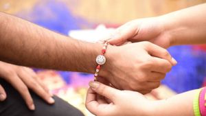 Raksha Bandhan 2025: क्यों भाई की दाहिनी कलाई पर ही बांधी जाती है राखी? जान‍िए धार्म‍िक मान्‍यता 