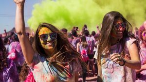 इन 5 भोजपुरी गानों के बिना अधूरी है Holi मस्ती, झूमने पर मजबूर कर देंगे पवन सिंह और खेसारी के ये सुपरहिट ट्रैक