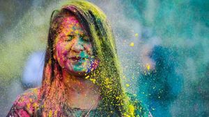 Holi 2026: चेहरे से होली के जिद्दी रंग छुड़ाने के लिए अपनाएं ये 5 घरेलू उपाय, त्वचा को नहीं होगा नुकसान
