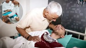 जानें कौन हैं हरीश राणा के सिरहाने बैठी वो महिला? जिनके ममतामयी शब्दों ने आखिरी सफर को बनाया अमर