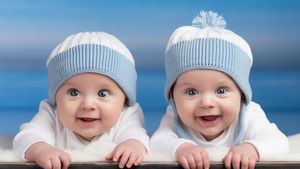 A अक्षर से जुड़वा बच्चों के लिए 100+ मॉडर्न और अर्थपूर्ण नाम, देखें 1 जैसे ताल वाले नामों की लिस्ट