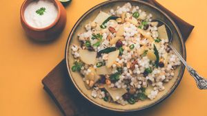 Sabudana Khichdi Recipe: नवरात्रि व्रत में बनाएं खिली-खिली साबूदाना खिचड़ी, नोट करें आसान रेसिपी
