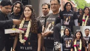 तलाक के बाद घर लौटी बेटी तो पिता ने ढोल-नगाड़ों से किया स्वागत, बांटीं मिठाइयां, दिल जीत लेगा Video