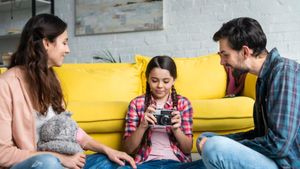 बेटी के 13 साल की होने से पहले पेरेंट्स को जरूर सिखा देनी चाहिए ये 5 बातें, जिंदगी भर आएंगी काम