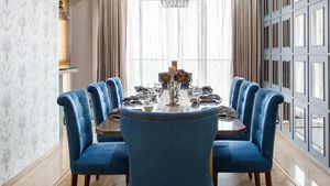 डाइनिंग टेबल पर भूलकर भी न रखें ये 5 चीजें, वरना छिन सकती है सुख-समृद्धि