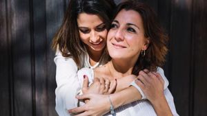 Mothers Day 2026: 40 की उम्र में भी दिखना है 25 जैसा? मां की थाली में शामिल करें ये 7 सुपरफूड्स