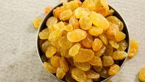सुबह खाली पेट भीगी हुई किशमिश खाने से सेहत को मिलेंगे ये 5 फायदे, कब्ज से लेकर एनीमिया से मिलेगी राहत