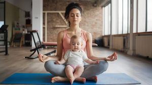 Mother's Day 2026: डिलीवरी के बाद हर महिला को करने चाहिए ये योगासन, जल्दी रिकवरी में मिलेगी मदद