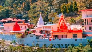 Kainchi Dham जाने का है प्लान तो रुकने की टेंशन करें खत्म, जानिए कहां मिलेंगे सबसे सस्ते और बेस्ट होटल्स