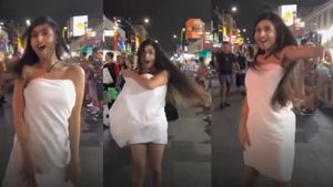 Viral Video: विदेश की सड़क पर भारतीय लड़की ने किया 'टॉवल डांस', हरकतें देख भड़के लोग बोले- 'शर्मनाक है'