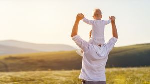 50+ Father's Day 2026 Wishes: जिसके सिर पर पिता का हाथ...फादर्स डे पर पापा को भेजें ये दिल छू लेने वाले मैसेज