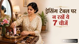 Vastu Shastra: ड्रेसिंग टेबल पर भूलकर भी न रखें ये 7 चीजें, वरना छिन जाएगी घर की सुख-शांति