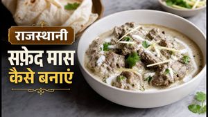 Rajasthani White Gravy Safed Maas Recipe: घर पर बनाएं शाही और क्रीमी मटन करी