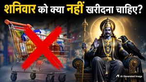 शनिवार को भूलकर भी न खरीदें ये 7 चीजें, वरना शनिदेव का झेलना पड़ेगा क्रोध