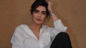 करिश्मा तन्ना ने शेयर किया अपना पोस्टपार्टम रूटीन, रिकवरी से लेकर ब्रेस्ट मिल्क बढ़ाने तक के दिए टिप्स