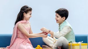 Happy Rakhi Wishes For Brother: रेशम की डोरी में बंधा...अपने भाई को रक्षाबंधन पर भेजें ये शुभकामना संदेश