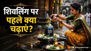 Sawan 2026 Shivling Puja Vidhi: शिवलिंग पर सबसे पहले क्या चढ़ाना चाहिए? जानिए सावन में जलाभिषेक का सही तरीका
