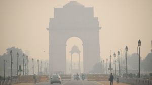 दशहरा के बाद दिल्ली की हवा हुई जहरीली, 200 के पार पहुंचा AQI, प्रदूषण से बचाव के लिए फॉलो करें ये टिप्स