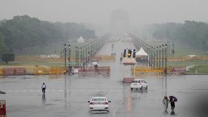 Delhi Weather and Pollution Update: AQI Remains Severe as Dense Fog Persists
