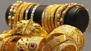 Larger Jump Recorded in Gold Rate Today in India; Rs 43,700 Hike in Just 2 Days in 24K: Check Latest 22K & 18K Gold Prices in Big Cities Ahead of Christmas 2025