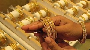 Rally in Gold Rate Today in India Continues! 24K Gold Prices Jump Rs 70,400 Per 100 gm in a Week: Check Latest 22K & 18K Prices; Bangalore, Mumbai, Hyderabad, Chennai Gold Rate Today With Other Cities