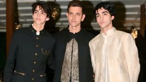 Family Goals On The Dance Floor: Hrithik Roshan Dances With Sons Hrehaan And Hridhaan At Family Wedding