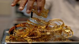 Gold Rate Today in India Bounce Back After Two-Day Fall, Silver Prices Slip on January 9: MCX Futures Jump: Check Latest 22K, 24K & 18K Rates 