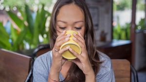 International Tea Day 2026: Here's What Drinking Tea First Thing In The Morning Does To Your Gut